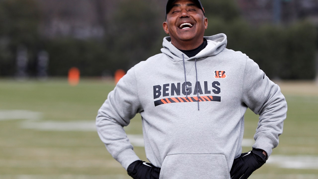 Bengals' Lewis back to doing what he loves: running defense
